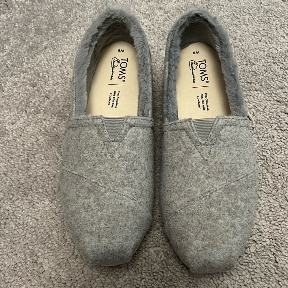Women fur-lined Toms size 8
